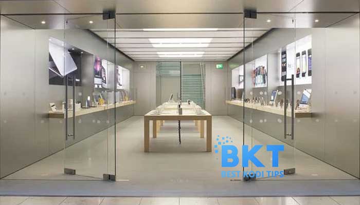 iPhone 15 in UK Apple store
