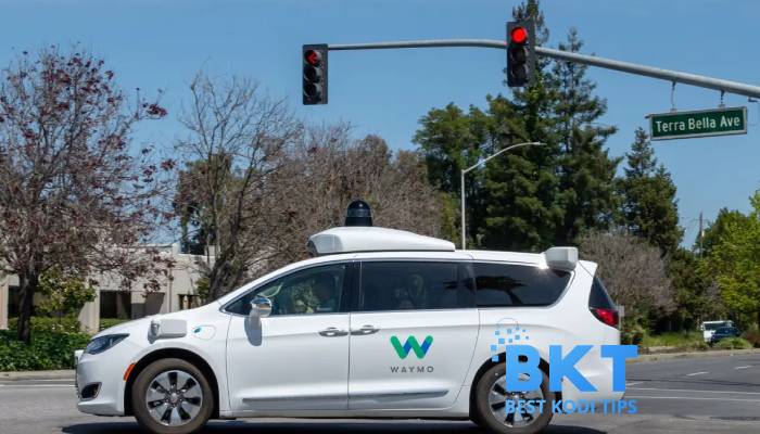 A Crowd Destroyed A Driverless Waymo Car in San Francisco